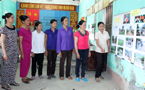 Hội viên phụ nữ thôn Rường, xã Trung Bì, huyện Kim Bôi – cơ sở hội tiêu biểu thực hiện CVĐ xây dựng gia đình 5 không 3 sạch được đi dự Hội nghị điển hình phụ nữ tiên tiến Trung ương Hội.