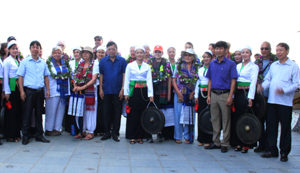 Lãnh đạo Sở VH, TT&DL tặng hoa và quà cho đoàn khách quốc tế đến thăm quan du lịch tại Hoà Bình.