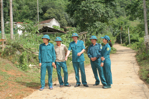 Ban CHQS xã Cư Yên thăm đường bê tông xóm Hang được xây dựng từ đợt Diễn tập khu vực phòng thủ của huyện năm 2012.

