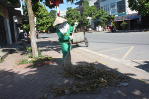 Dù cho mưa, nắng nhưng chị Phạm Thị Kim Ngân vẫn miệt mài làm việc để sạch, đẹp phố phường.

