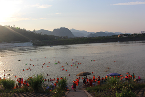Người dân tham gia bơi, tắm kín đặc cả sông Đà, khu vực cầu Hòa Bình.

