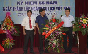 Đồng chí Nguyễn Văn Chương, Phó Chủ tịch UBND tỉnh tặng hoa chúc mừng ngành Văn hoá, Thể thao và Du lịch .

 

