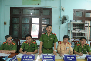 Đồng chí Hà Tiến Dũng và các đồng chí lãnh đạo Công an huyện Mai Châu họp ban chuyên án.

