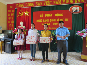 Lãnh đạo xã Nam Sơn (Tân Lạc) trao quà cho trẻ em nhân dịp Quốc tế Thiếu nhi 1/6/2015.

