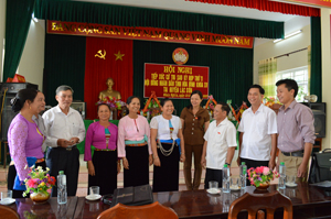 Các đại biểu HĐND tỉnh trao đổi với cử tri xã Nhân Nghĩa (Lạc Sơn).