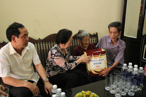 Phó Chủ tịch nước Nguyễn Thị Doan thăm hỏi, tặng quà mẹ liệt sỹ Trần Thị Em, Khu 5, thị trấn Kỳ Sơn (Kỳ Sơn).

 

