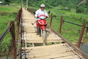 Người dân xóm Rẽ, xã Phú Lương (Lạc Sơn) mong lắm một cây cầu dân sinh đảm bảo an toàn.

