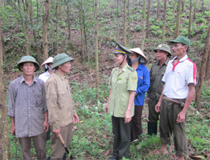 Cán bộ kiểm lâm địa bàn xã Yên Mông tuyên truyền, hướng dẫn hộ dân thực hiện quy định PCCCR.