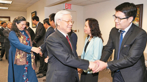 Tổng Bí thư Nguyễn Phú Trọng với cán bộ, nhân viên Phái đoàn Thường trực Việt Nam tại Liên hợp quốc. ẢNH: TRÍ DŨNG (TTXVN)