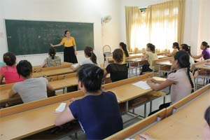 Cô giáo Bùi Thị Kim Tuyến, Phó Hiệu trưởng trường Cao đẳng Sư phạm Hòa Bình là điển hình phụ nữ không ngừng phấn đấu trở thành người có tri thức, văn hóa.