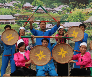 Phong trào văn hoá, văn nghệ huyện Tân Lạc phát triển mạnh, 24 xã, thị trấn đều có đội văn nghệ. Ảnh: Đội văn nghệ xã Phong Phú biểu diễn tại Lễ hội Khai hạ.