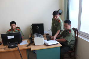 CB, CS Đội An ninh (Công an huyện Tân Lạc) luôn nắm chắc tình hình, cập nhật đầy đủ thông tin phục vụ công tác đảm bảo ANTT trên địa bàn.