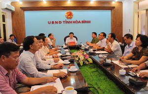 Đồng chí Nguyễn Văn Chương, Phó Chủ tịch UBND tỉnh và các đại biểu dự hội nghị. 

