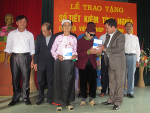 Đại diện Ban Tuyên giáo Huyện ủy Kim Bôi trao sổ tiết kiệm tình nghĩa cho hội viên TNXP xã Vĩnh Tiến. ảnh: P.V