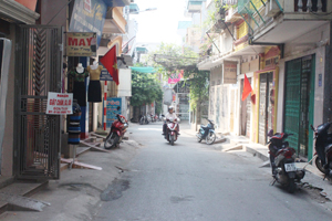 Nhân dân  tổ 25, phường Phương Lâm (TPHB) luôn nêu cao  ý thức giữ gìn VSMT, đường phố sạch, đẹp nhằm xây dựng nếp sống văn minh đô thị.  ảnh: P.V