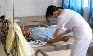 Cán bộ y tế bệnh viện Đa khoa tỉnh chăm sóc bệnh nhân TNGT tại khoa cấp cứu.