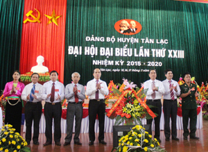 Đồng chí Nguyễn Văn Quang, Phó Bí thư Tỉnh uỷ, Chủ tịch UBND tỉnh tặng lẵng hoa chúc mừng Đại hội.