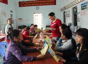 Công nhân khu công nghiệp Lương Sơn được phổ biến kiến thức về pháp luật ở xã Tân Vinh (Lương Sơn).