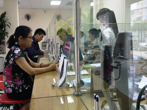 Khách hàng đến giao dịch tại Chi nhánh Ngân hàng NN&PTNT Phương Lâm, TPHB.