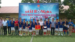 BTC trao cúp vô địch cho đội bóng đá thiếu niên phường Thái Bình.