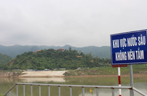 Tại khu vực Cảng Nghiêng, mỗi ngày có hàng trăm người dân đến bơi, tắm. Nơi đây cũng vừa xảy ra vụ tai nạn đuối nước thương tâm.

    

