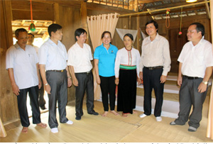 Đồng chí Trần Đăng Ninh, Phó Bí thư TT Tỉnh uỷ thăm hộ làm homestay tại thôn Đá Bia, xã Tiền Phong (Đà Bắc).