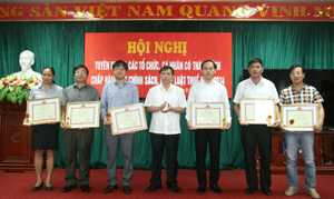 Đồng chí Bùi Văn Khánh, Phó Chủ tịch UBND tỉnh trao Bằng khen của Bộ Tài chính cho các doanh nghiệp tiêu biểu chấp hành tốt nghĩa vụ nộp thuế năm 2014.
