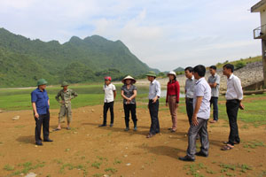 Đoàn công tác đã nắm bắt, ghi nhận thực trạng hạn hán nghiêm trọng ở huyện Yên Thuỷ (hồ Ngọc Lương 1 đã cạn khô mặt đáy).

 

