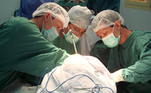 Thầy thuốc ưu tú Phạm Văn Cường (người ở giữa) và các đồng nghiệp thực hiện 1 ca phẫu thuật tại  Bệnh viện Đa khoa khu vực Mai Châu.