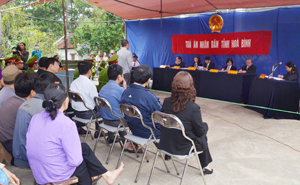 TAND tỉnh tổ chức phiên tòa xét xử lưu động đối tượng vận chuyển 2 bánh hêrôin tại xã Phú Thành (Lạc Thuỷ).