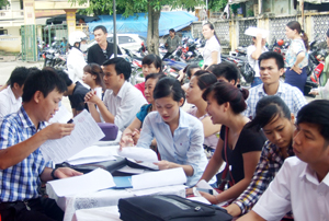 Thành phố Hoà Bình mở phiên giao dịch việc làm thu hút đông đảo người lao động tham gia.