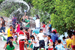 Lễ hội té nước, hoạt động vui nhộn được các em tham gia trại hè thiếu nhi Hòa Bình năm 2015 rất yêu thích.