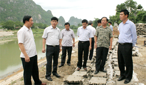 Phó Chủ tịch UBND tỉnh Nguyễn Văn Dũng kiểm tra tiến độ dự án tại huyện Lạc Thủy