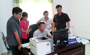 Anh Nguyễn Bình Nam (người ngoài cùng bên phải) luôn nhiệt tình hướng dẫn nghiệp vụ cho anh em tín dụng.