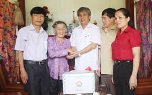 Đồng chí Hoàng Thanh Mịch, UVTV Tỉnh ủy, Chủ tịch UBMTTQ tỉnh cùng lãnh đạo các sở, ngành thăm và tặng quà MVNAH Trần Thị Riệc ở TT Chi Nê, Lạc Thủy.