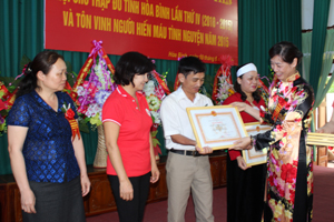 Đồng chí Đào Thanh Tâm, Phó Tổng thư ký T.ư Hội CTĐ Việt Nam trao bằng khen của T.ư Hội cho các tập thể và cá nhân có nhiều thành tích xuất sắc trong công tác Hội.