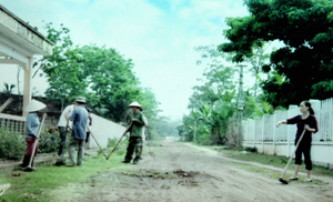 Trưởng thôn Vũ Quỳnh Thanh (ngoài cùng bên phải) cùng người dân thôn Ninh Hòa dọn dẹp đường GTNT.
