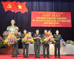 Trung tướng Vũ Văn Hiển, Chánh văn phòng Quân ủy Trung ương - Văn phòng Bộ Quốc phòng tặng hoa chúc mừng các đồng chí được bổ nhiệm, nhận nhiệm vụ công tác mới.

