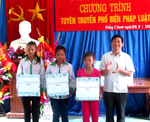 Lãnh đạo TAND tỉnh tặng quà cho các em học sinh nghèo hiếu học xã Đồng Chum (Đà Bắc).