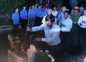 Đồng chí Trần Đăng Ninh, Phó Bí thư TT Tỉnh ủy cùng lãnh đạo một số sở, ban, ngành, doanh nghiệp trên địa bàn tham gia thắp nến tri ân các anh hùng, liệt sỹ.