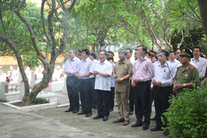 Các đồng chí lãnh đạo tỉnh, sở, ngành và TP. Hòa Bình dâng hương tại Nghĩa trang liệt sỹ chiến dịch Hoà Bình.