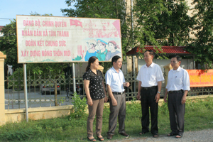Cán bộ Đảng uỷ, UBND xã Tân Thành (Lương Sơn) trao đổi về tình hình thực hiện chương trình xây dựng NTM trên địa bàn.