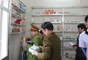 Lực lượng QLTT phối hợp kiểm tra chuyên đề khám- chữa bệnh, kinh doanh thuốc tân dược tại thành phố Hoà Bình.