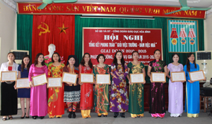 Lãnh đạo công đoàn GD &ĐT Việt Nam khen thưởng các cá nhân ngành GD &ĐT tỉnh có thành tích xuất sắc trong phong trào thi đua “Giỏi việc trường - đảm việc nhà” giai đoạn 2010 - 2015.