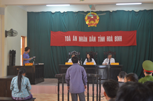 Kiểm sát viên Viện KSND tỉnh tham gia phiên toà xét xử lưu động vụ án mua bán trái phép chất ma tuý tại huyện Tân Lạc.