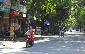 Tình trạng người điều khiển phương tiện tham gia giao thông không đội mũ bảo hiểm, lấn chiếm vỉa hè diễn ra khá phổ biến ở thành phố Hoà Bình (Ảnh chụp trên đường Điện Biên Phủ - TPHB).