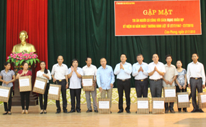 Lãnh đạo Huyện uỷ, UBND huyện Cao Phong tặng quà cho các đại biểu tiêu biểu người có công với cách mạnh trên địa bàn huyện.