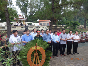 Đoàn công tác viếng khu mộ liệt sỹ tỉnh Hòa Bình tại Nghĩa trang liệt sỹ quốc gia Trường Sơn.