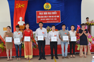 BCH Công đoàn Công ty TNHH GGS Việt Nam tặng quà đoàn viên công đoàn xuất sắc có đóng góp tích cực trong hoạt động của Công ty.