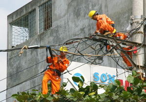 Công nhân Điện lực TP Hòa Bình kiểm tra, nâng cấp đường dây, khắc phục sự cố, đảm bảo cung cấp điện ổn định cho người dân trên địa bàn thành phố Hòa Bình.